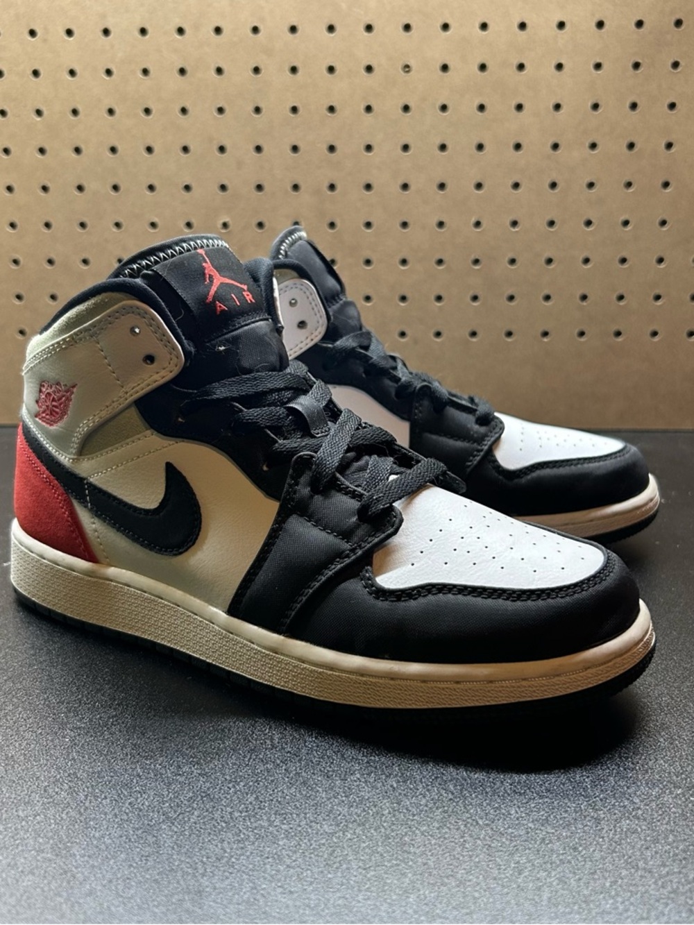 Nike Air Jordan 1 Mid SE Red Black Toe